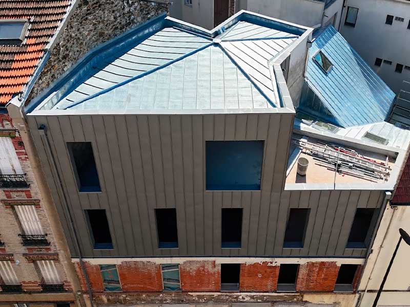 toiture d'un immeuble moderne à nanterre par alexis couverture